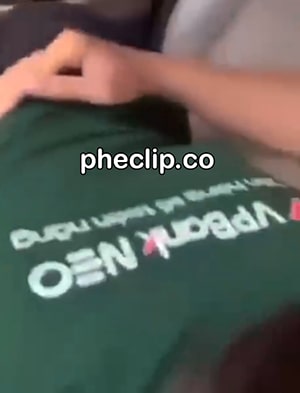 Nữ Nhân Viên Ngân Hàng Vpbank Ký Hợp Đồng Với Khách Trên Xe Hơi