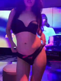 Em gái Viet69 cởi đồ trong quán Kara OK