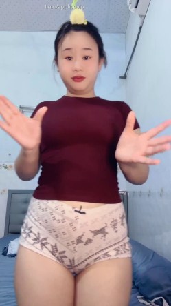 Linhv1 mặc quần đùi bó sát lộ mu rùa to vật vã