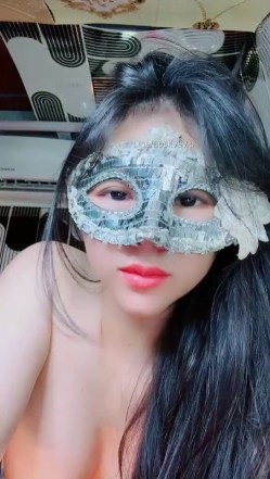 Dâm nữ Ly Xù chat sex nhiệt tình phun nước kín màn hình