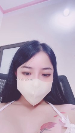 Hoàng Kim Lý xăm bông hồng trên ngực ngồi xoa hột đậu đen