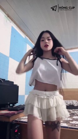 Hạnh Su live nhưng spotlight lại là nhỏ đằng sau em nó